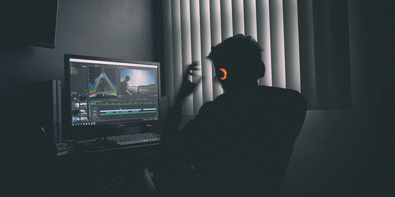 アニメーション動画を編集する男性