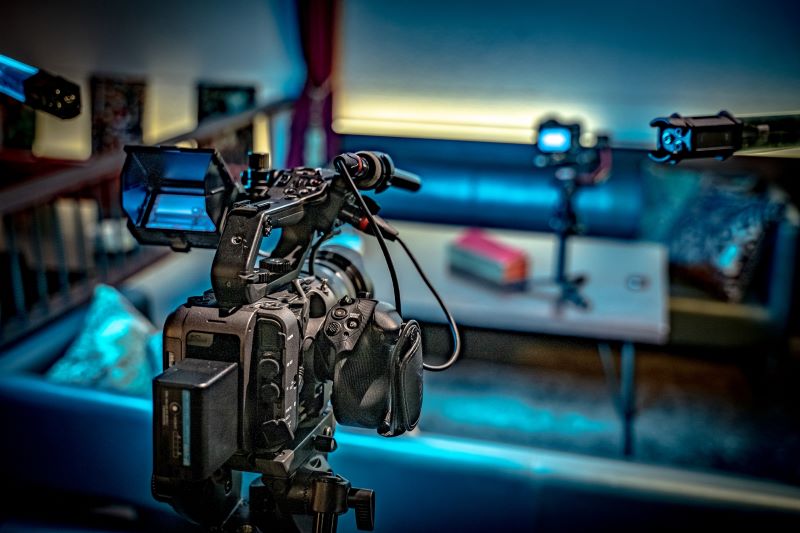 自社に適した動画制作会社を見つけるには見積書の内容と動画実績の確認が重要